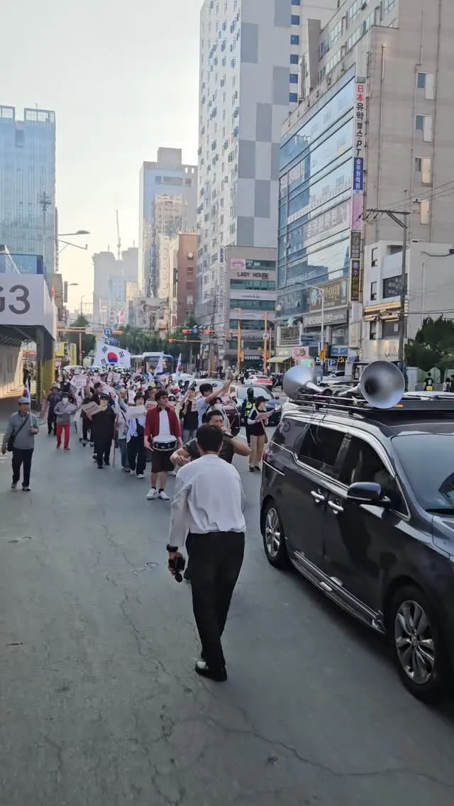 실시간) 오후 5시 부산 서면 하트광장 실화냐? 부산이 들고 일어났다!!

주진우 의원님 오늘 오셨는데, 서면이 순식간에 뜨거운 열기로 뒤덮였다