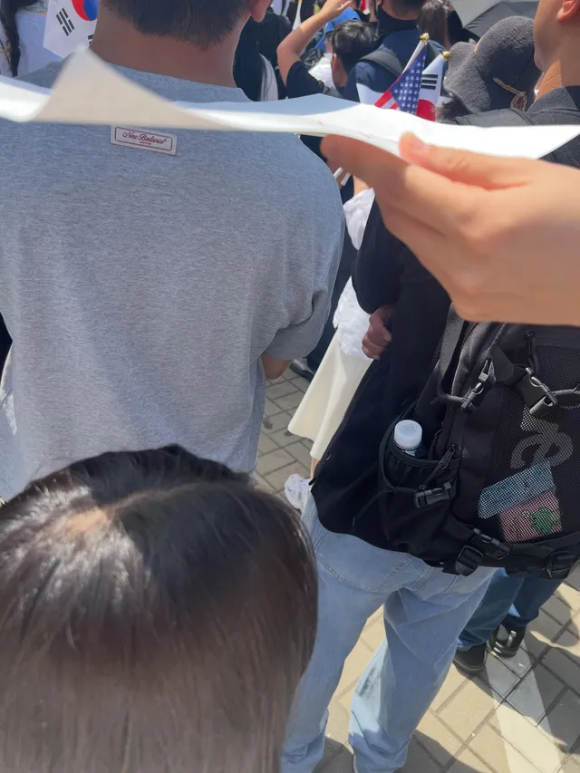 오후1시 
뜨거운 햇빛 아래 연설 듣고 있는 
꼬맹이 딸램 머리 위에 
살포시 그늘을 만들어준 멋진 청년 
정말 고마워요❤️