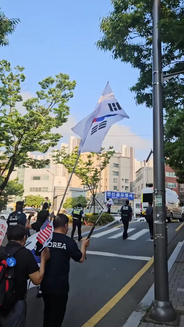 실시간) 오후 5시 부산 서면 하트광장 실화냐? 부산이 들고 일어났다!!

주진우 의원님 오늘 오셨는데, 서면이 순식간에 뜨거운 열기로 뒤덮였다