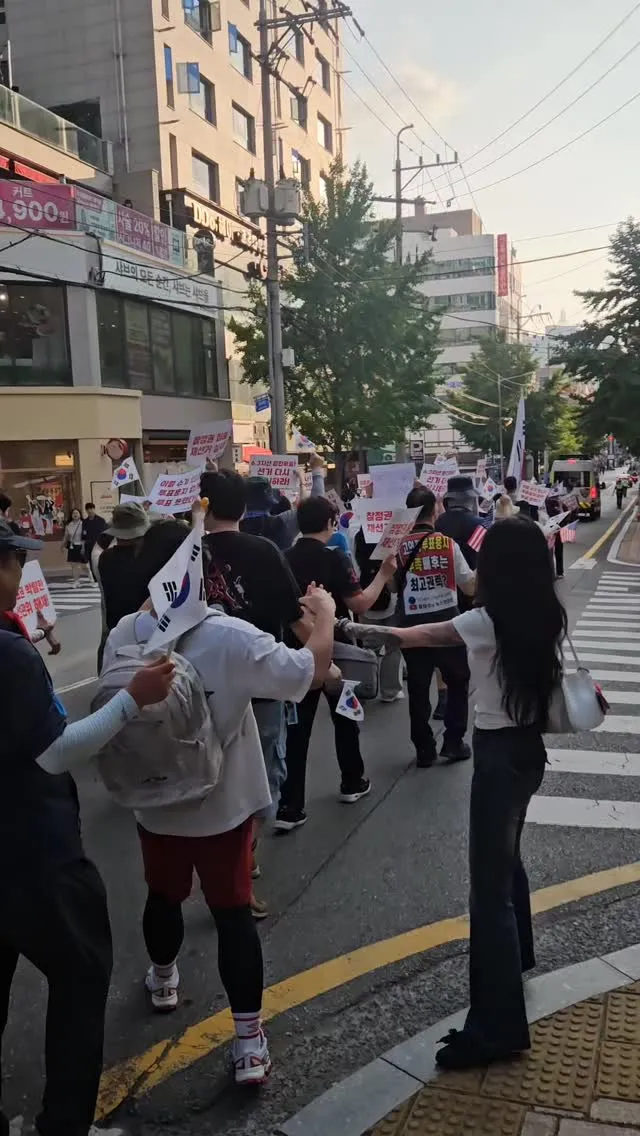 실시간) 오후 5시 부산 서면 하트광장 실화냐? 부산이 들고 일어났다!!

주진우 의원님 오늘 오셨는데, 서면이 순식간에 뜨거운 열기로 뒤덮였다