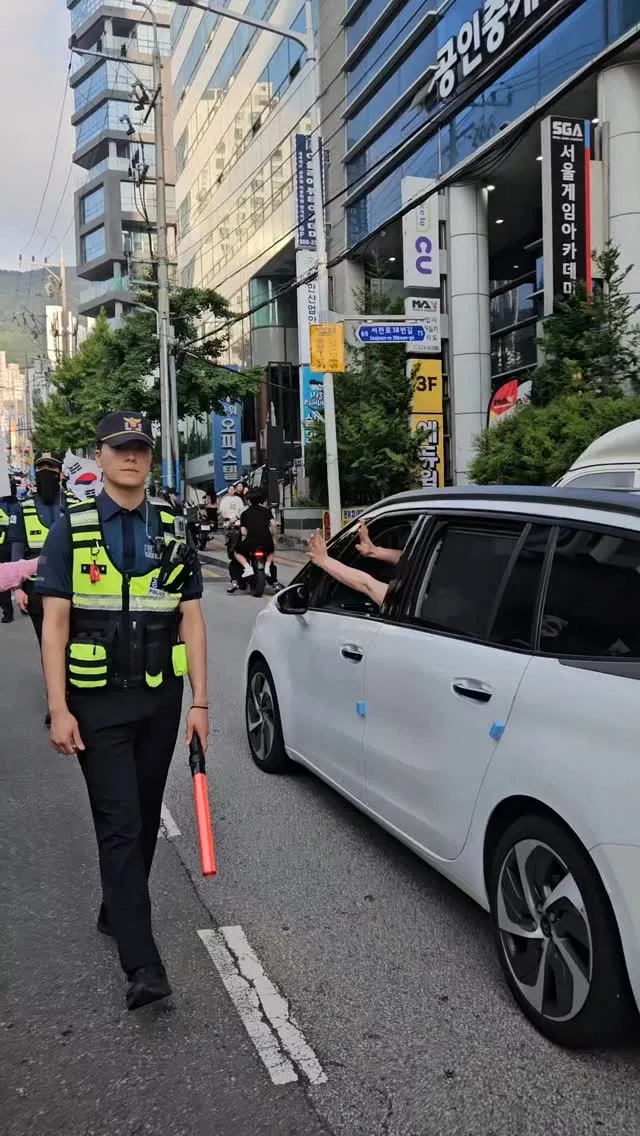 실시간) 오후 5시 부산 서면 하트광장 실화냐? 부산이 들고 일어났다!!

주진우 의원님 오늘 오셨는데, 서면이 순식간에 뜨거운 열기로 뒤덮였다