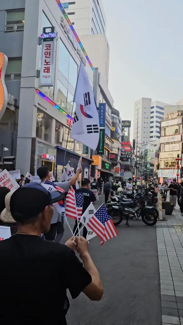 실시간) 오후 5시 부산 서면 하트광장 실화냐? 부산이 들고 일어났다!!

주진우 의원님 오늘 오셨는데, 서면이 순식간에 뜨거운 열기로 뒤덮였다