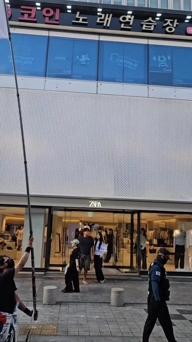 실시간) 오후 5시 부산 서면 하트광장 실화냐? 부산이 들고 일어났다!!

주진우 의원님 오늘 오셨는데, 서면이 순식간에 뜨거운 열기로 뒤덮였다