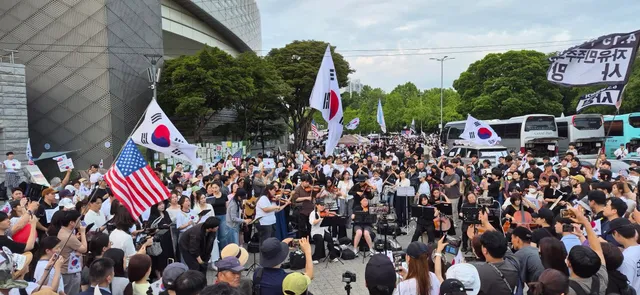 나 오늘 올림픽공원 가서 연주하고 왔어!
중간 중간 비가 와서 갈 수 있으려나 걱정 했는데
(현악기는 비 맞으면 안 되서 🥲)

저녁 되니 하