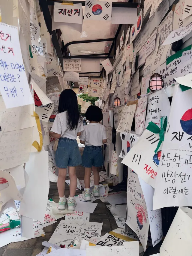 벼르고벼르다가 답답해서 
아이들 데리고 갔다.
아이들에게 아무런 설명도 강요도 안했다 공원가서 간식먹고 그림그리고 줄넘기나 하다 오자고 했다..