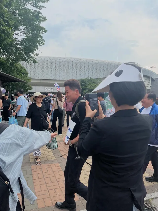 벼르고벼르다가 답답해서 
아이들 데리고 갔다.
아이들에게 아무런 설명도 강요도 안했다 공원가서 간식먹고 그림그리고 줄넘기나 하다 오자고 했다..