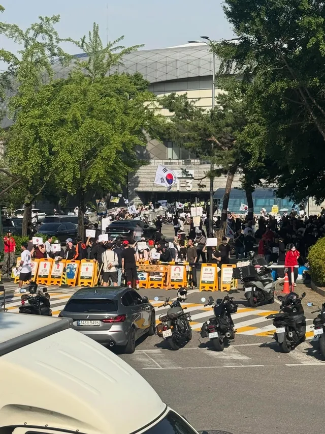 정당한 시위, 수많은 사람들의 지원과 노고.  나 하나쯤 없어도 되겠지가 아니라 나 하나라도 참여하는 미래를 위한 한걸음  #잠실 #올림픽공원 