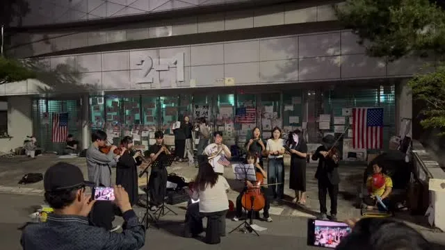6월 14일 주일 21:30

모스탄 대사님도 오시고
낮보다 사람은 줄었지만 그래도 새로운 분들이 계속 오시는거 같아서 감사하네요

여러가지 재