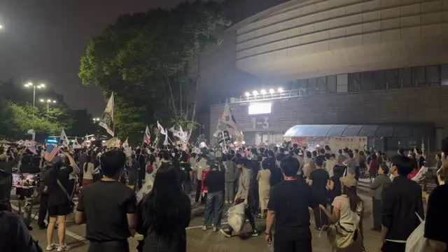 6월 14일 주일 21:30

모스탄 대사님도 오시고
낮보다 사람은 줄었지만 그래도 새로운 분들이 계속 오시는거 같아서 감사하네요

여러가지 재