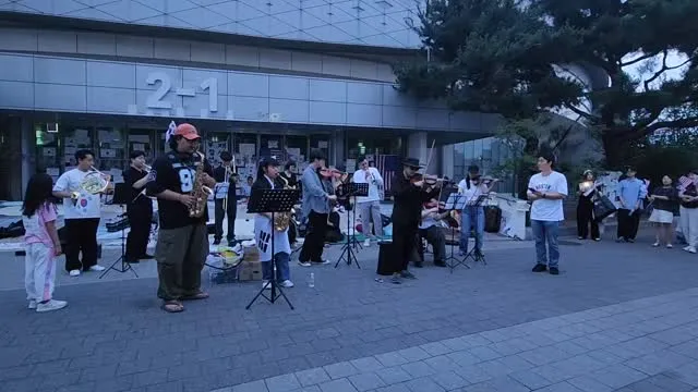 청년들의 음악회도 묘하거ㅣ 예쁜 강아지도 재선거 구호도 글귀도 잘 보고 잘 듣고 왔습니다 ,
글중에 " 당신의 무관심이 저들의 무기가 되었습니다