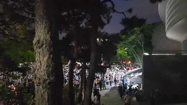 청년들의 음악회도 묘하거ㅣ 예쁜 강아지도 재선거 구호도 글귀도 잘 보고 잘 듣고 왔습니다 ,
글중에 " 당신의 무관심이 저들의 무기가 되었습니다