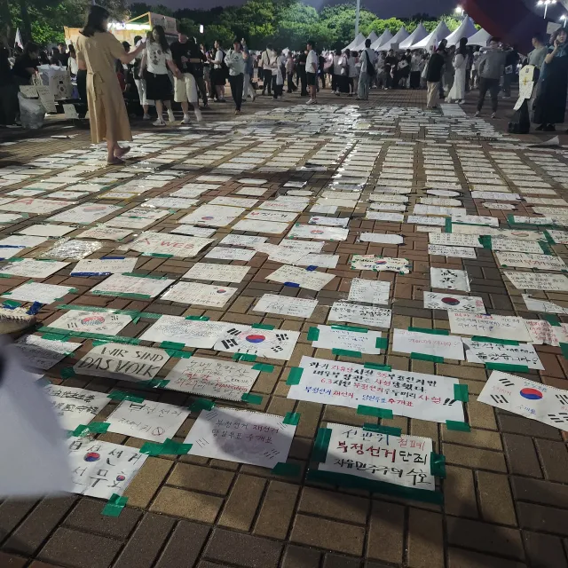 청년들의 음악회도 묘하거ㅣ 예쁜 강아지도 재선거 구호도 글귀도 잘 보고 잘 듣고 왔습니다 ,
글중에 " 당신의 무관심이 저들의 무기가 되었습니다