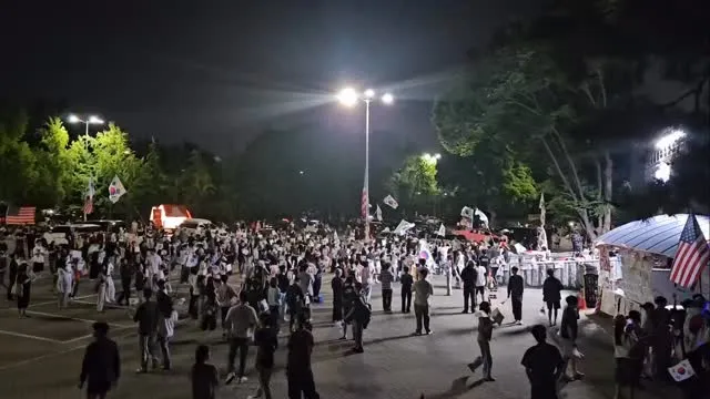 실시간 올림픽공원 내일 출근인 분들 많으실텐데 늦게까지 목소리 내주시는 분들🇰🇷
사람은 많이 빠졌지만 목소리 만큼은 크다!