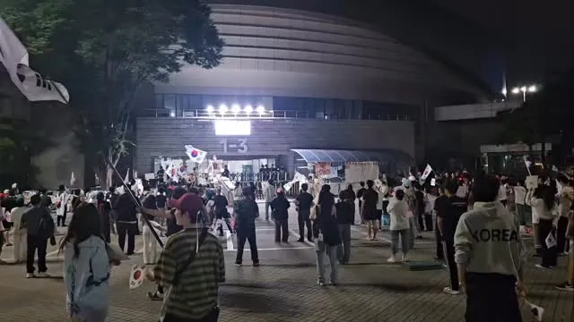 실시간 올림픽공원 내일 출근인 분들 많으실텐데 늦게까지 목소리 내주시는 분들🇰🇷
사람은 많이 빠졌지만 목소리 만큼은 크다!