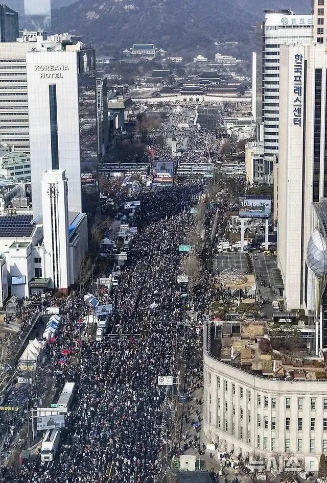이정도 규모가 반대를 해도 국민을 개돼지로 보는지
이재명처럼 계속 무시하고 어쩌라고 유체이탈 하면서 
두번이나 탄핵시킨 민주당은 무소불위의 권력