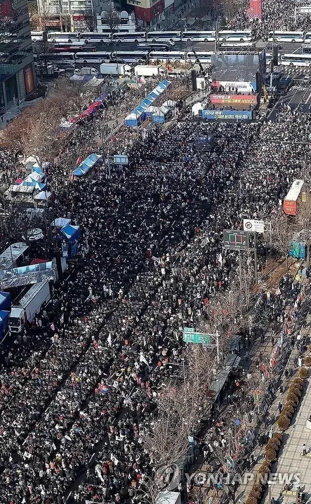 이정도 규모가 반대를 해도 국민을 개돼지로 보는지
이재명처럼 계속 무시하고 어쩌라고 유체이탈 하면서 
두번이나 탄핵시킨 민주당은 무소불위의 권력
