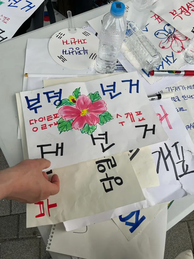 6월14일도 부정선거 재선거!
쿠키 70개정도 만들어갔는데 밤새서 만들어도
못드린분들이 많아서 너무 아쉬웠어요,,,
자원봉사자분들 맛있게드시구 