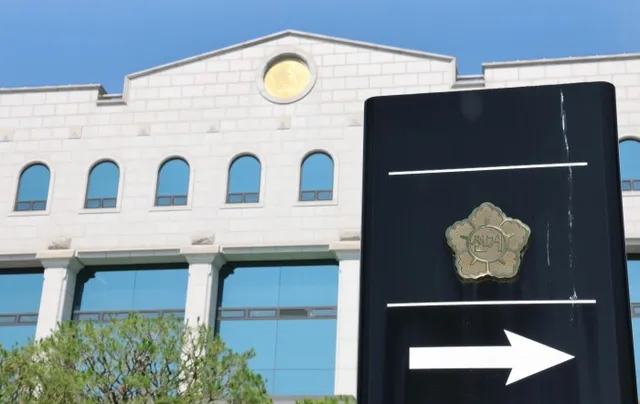 [사설] 정부·국회, 선관위 사태 책임 적지 않다

선거관리위원회의 선거 부실 관리 사태가 갈수록 태산이다. 투표용지 부족 사태에 이어 전북과 