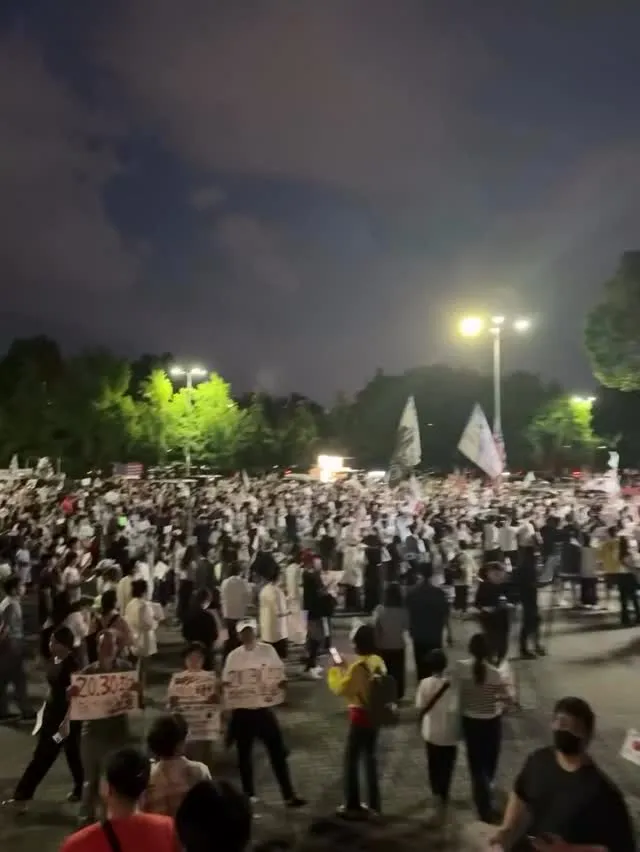 갔다왔습니다.
새벽에도 아침에도 계속 남아 계시는 분들 모두 감사드립니다. 덕분에 저희는 일상을 이어가면서도 이곳에 올 수 있습니다.