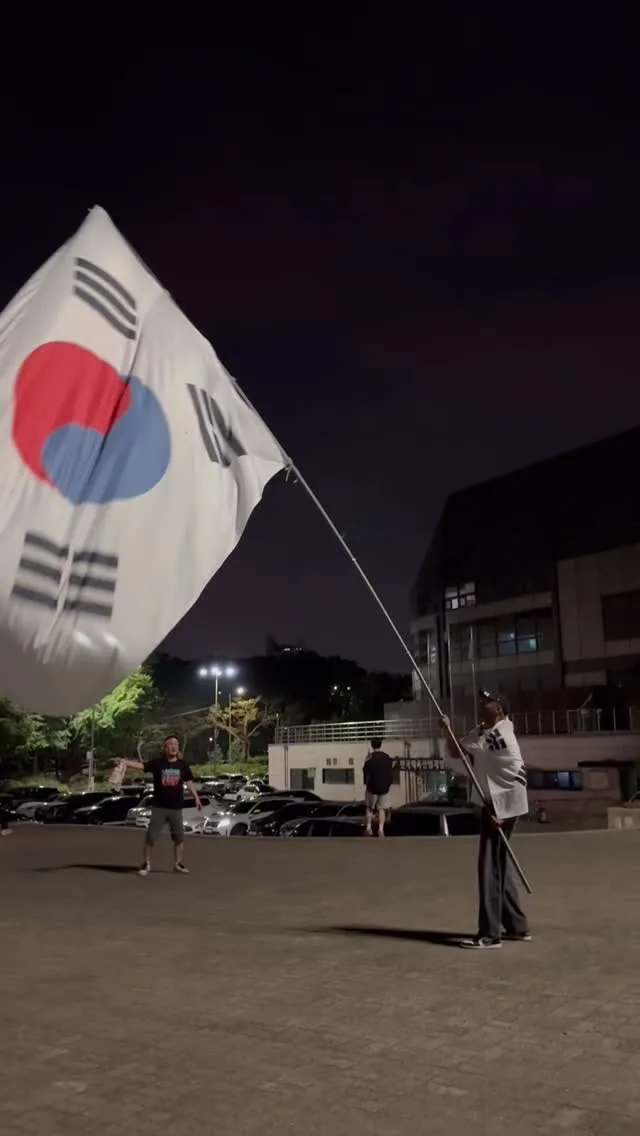저희가 더 감사해요🇰🇷
외국인이 태극기 흔드는거 보고 감동..