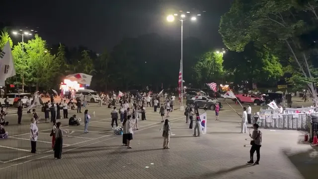 올공 6월 15일 월 01:20 현황
이 시간에도 경기장 주변에 사람 천 명은 훌쩍 넘는다
언론들 구라치다 걸리면 손모가지 날아간다
