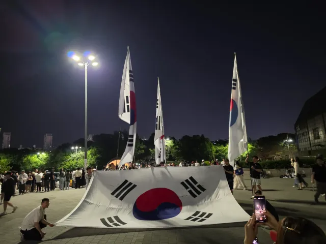 평일날에도 새벽에도 지켜주시는 여러분들 정말 존경스럽습니다.. 여러분들이 있어서 매주 주말에라도 작은 힘을 보태고 갑니다