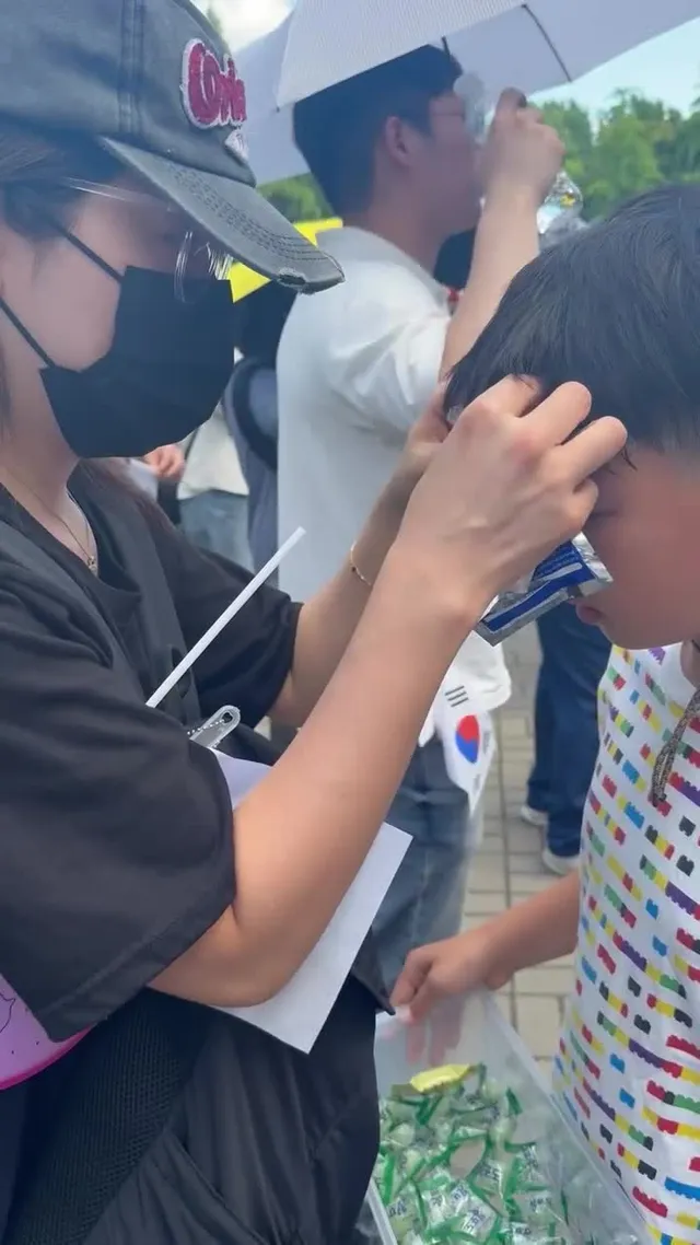 아 진짜 취하고 싶지 않은데 현장오면 국뽕에 취할 수 밖에 없음.. 좌우를 떠나서 사람들 질서정연하고 아이들 손잡고 나온 엄빠들, 반려동물 안고