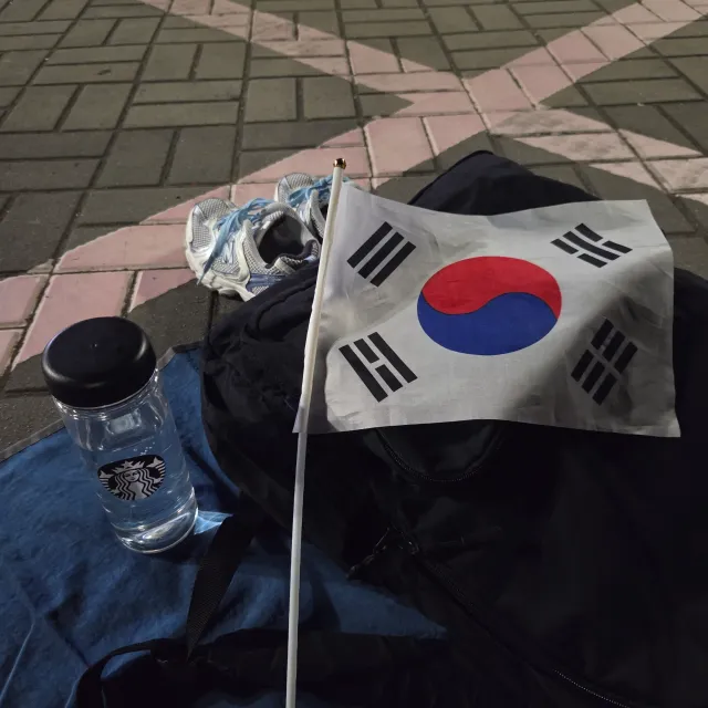 내향인존 그거 어떻게 가는 건데🤣🤣🤣
기웃기웃 돌아댕기다가 경찰한테 수상한 사람처럼 보일까봐 적당히 자리잡기 👉🏻👈🏻