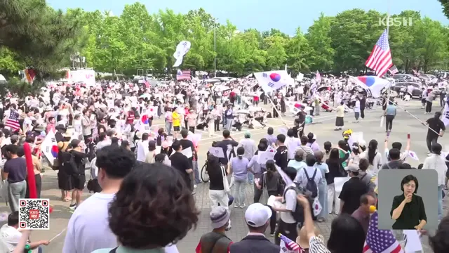 잠실 개표소 봉쇄 집회 11일째…경찰 ‘장기전’ 대비

[앵커] 투표용지 부족 사태로 시작된 잠실 개표소 봉쇄 집회가 오늘로 열 하루째 이어지고