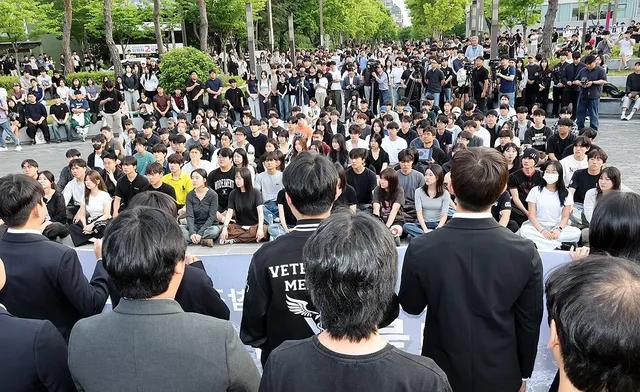 [여백] 시국선언

시국선언의 역사는 꽤 길다. 역사적으로 백성과 지식인, 관료, 선비 등이 뜻을 모아 함께 목소리를 낸 기록이 많다. 나라의 