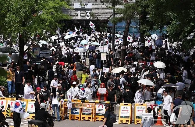 700명→2만명…‘투표용지 부족 사태’ 촉발 잠실 시위 청년층 인파 급증

오전엔 노년층 중심 한산 오후 들어 2030 절반 이상