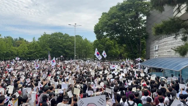 6월 6일 15시
방송국, 언론 하나도 없음
역사에 남아야 할 이 순간을 위해 있어야 할 미디어가 여기엔 없다

평소에 선한 영향력을 말하던 인