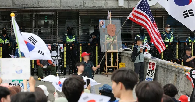 10일째 맞은 잠실 개표소 시위, 주말에도 분위기 반전 없었다…현장엔 ‘부정선거론’ 가득

열흘째를 맞은 잠실 개표소 시위 현장에서 여전히 부정
