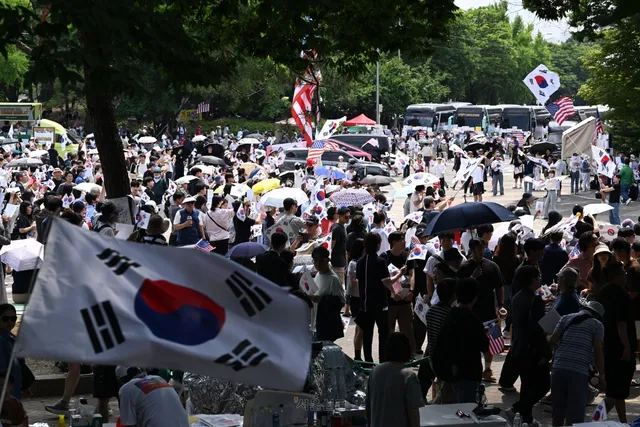 “같은 가치관이면 OK”…올림픽공원 번진 2030 ‘애국 헌팅’

잠실 개표소 봉쇄 시위가 열흘째 이어지는 가운데 올림픽공원 집회 현장에서는 2