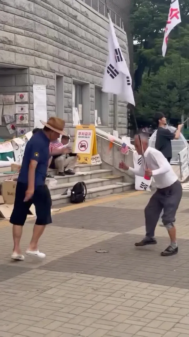 하 노인대학 대진연까지 방해하고 지럴들;;

콘서트 왔어요?

대놓고 분탕인거 아니까 2030만 커피 주는거라니까요??

집에서 잣이나 까잡숴!