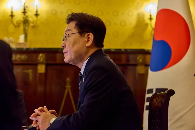 李 대통령 "잠실시위, 사적 검문 엄정 대처해야"

이재명 대통령은 14일(현지시간) 투표용지 부족 사태를 계기로 잠실에 운집한 시민들의 시위와