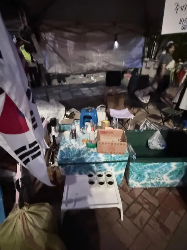 2-5 앞 누군가 따라놓은 거 같은데
음료 따라놓지 마시고 드시지도 마세요
누가 나눠주는 거 함부로 받지도 마세요