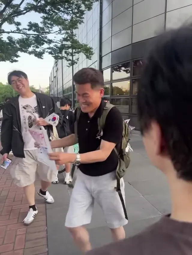 현시각 올림픽공원 핸드볼경기장 광장
전한길쌤 오셨습니다. 시민분들이 계속 따라오셔서
지금 도망다니고 계세요🤣