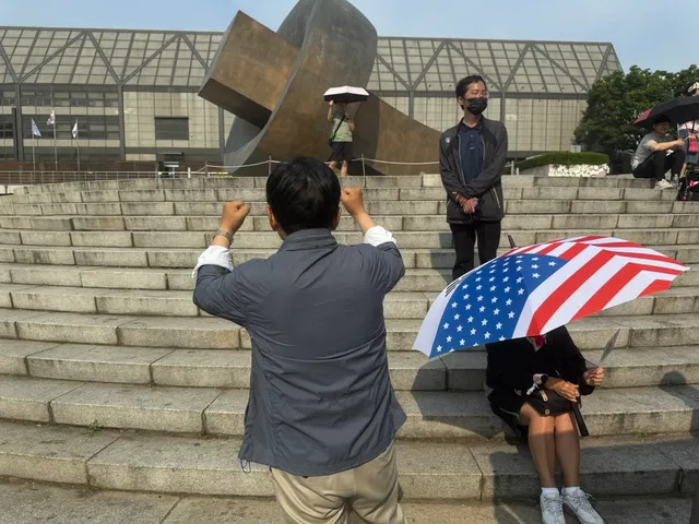 오늘도 올림픽공원 핸드볼경기장 앞에는 많은 애국 시민들이 모이셨습니다.

새벽부터 오셨습니다.  투표지 무단 반출을 막기 위해 모이셨습니다. 
