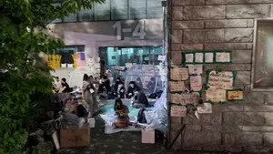 잠실 올림픽공원에 생긴 ‘내향인존’…조용한 사람들까지 광장으로 나왔다

잠실 올림픽공원 집회 현장에 ‘내향인존’이라는 말이 등장했다. 처음에는 
