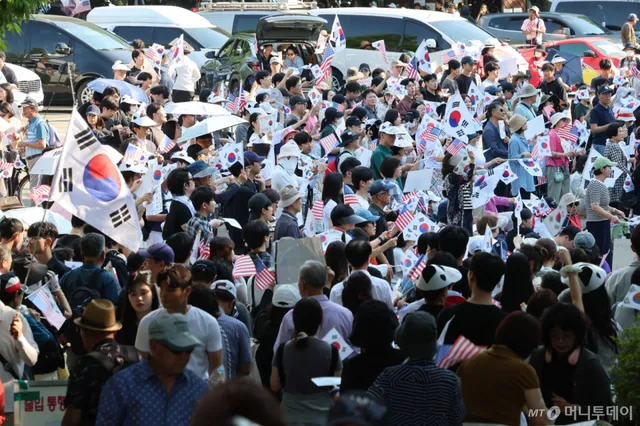 "잘생긴 우파 남자 많아요"…올림픽공원 시위 속 '애국 헌팅' 논란

6·3 지방선거 투표용지 부족 사태로 촉발한 시위가 장기화한 가운데, 시위