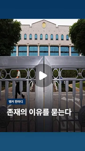 '자유당 완장'을 찬 건장한 남성들이 투표소를 가로막고 유권자를 겁박했습니다.명부엔 죽은 사람의 이름도 적혀 있었고, 40% 정도를 자유당 지지