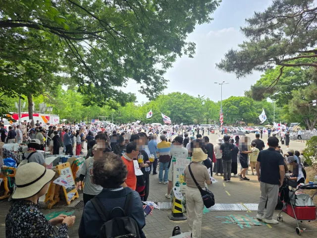 오전 10:30~ 11:30 잠실 올림픽공원 상황~!
사람들 진짜 많다.
더위 잘 안 타는 편인데 여기 너무 덥다.
날씨에 사람들 열기까지 ~ 