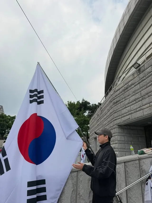 올공 하루빼고 다나가는 사람으로서 
제발 대가리에든거없이 술처먹고 노는애들보면 
나라꼴 돌아가는거 하나도모르나진짜? 
지네들이 살나라인데? 
그