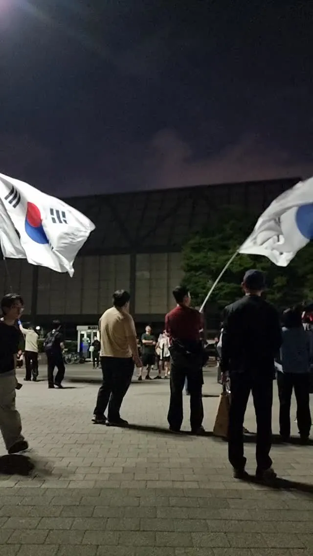 오늘 잠실민주화운동 다녀온후 같이일하는 사람한테 내일쉬니까 같이가자 했더니
 "난 그런거관심없다" 는 말을 듣고 철렁했습니다...
정치색을 떠나