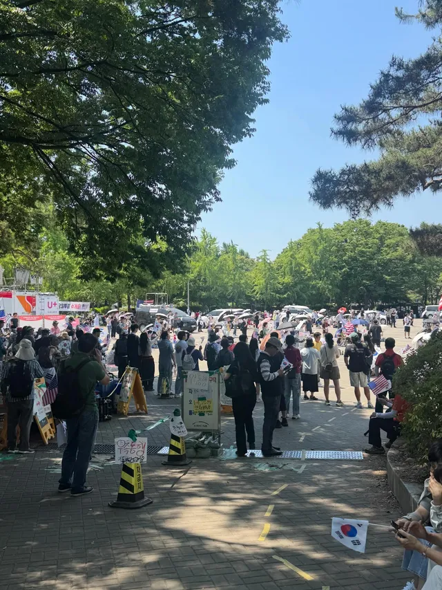 오전 11시 올공 도착했습니다 
지난주 월요일과 비슷한 인원수 
다만 눈물이 나는 점은 

이 시간대에 나오셔서 구호 외쳐 주시는 
어르신들이 