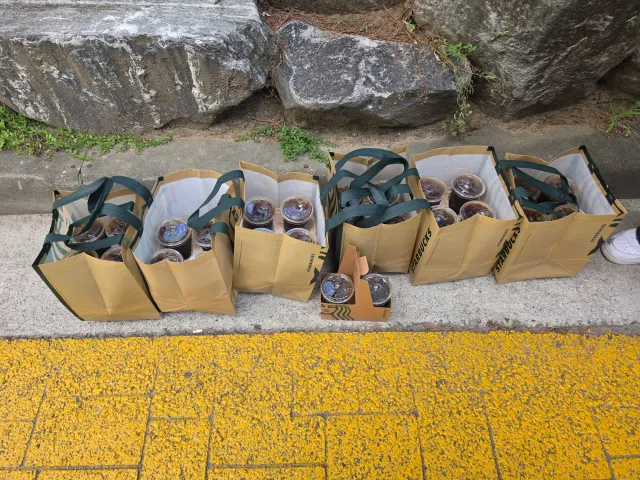 이번 부실선거 사태 현장 왔습니다 
이더위에 조금이나마 힘이 되시라고  커피50잔 찬조했습니다
부실선거는 잘못되었습니다 강제집행하지 못하게 젊은