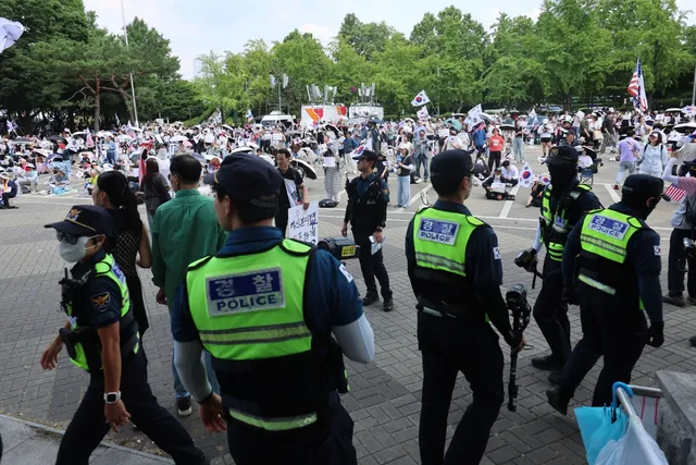 [속보] “잠실시위 불법행위 동조하면 패가망신”…서울청장 강경 경고

박정보 서울경찰청장이 잠실 개표소 봉쇄 시위에서 벌어진 불법행위에 대해 강