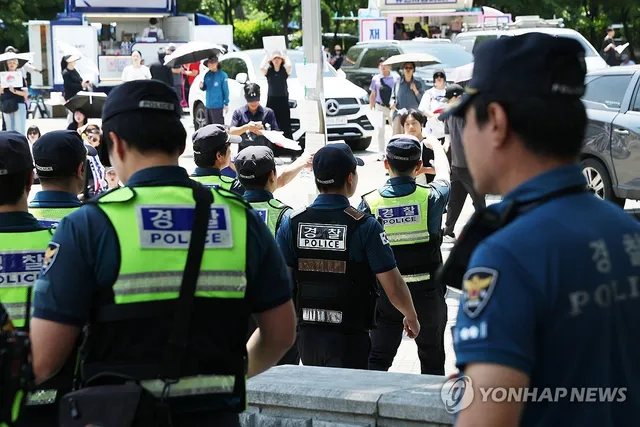 경찰 복장논란 일축 "선글라스·마스크써도 이름표로 신분확인"

(서울=연합뉴스) 이의진 기자 = 경찰이 잠실 개표소 봉쇄 시위가 장기화하면서 불