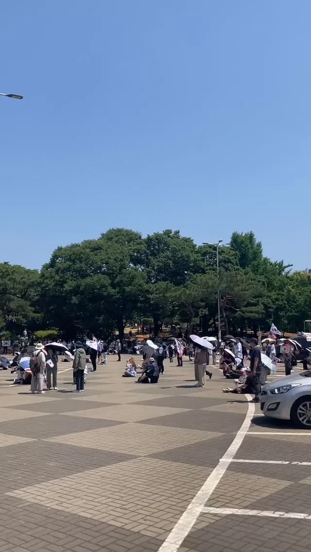 출근 준비 하러 자취중인
평택 집으로 가먼서
이 더운 날씨에 계속 목소리 내주시는 분들 보니까
발걸음이 쉽사리 떨어지지 않는다.

봉사자 분들과